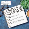 Gute Vorsätze für 2024 auf einem Notizblock: mehr Sport, gesundes Essen und Blut spenden!