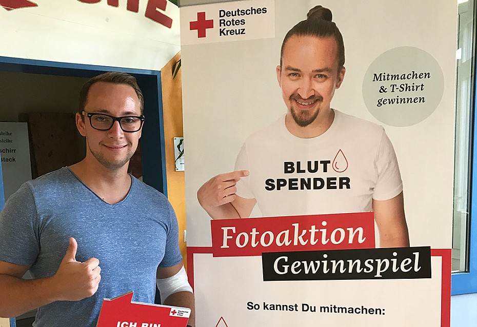 Zum Abschluss wird noch ein Erinnerungsbild vom stolzen Erstspender bei der angebotenen Fotoaktion vor Ort geknipst.