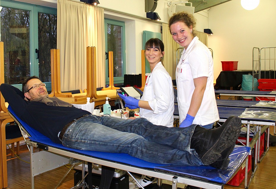 Blutspender Marc Doleschall gibt seine Spende in Bargteheide bei Kim-Kristin Ohrt und Verena Kopelin vom DRK-Blutspendedienst ab