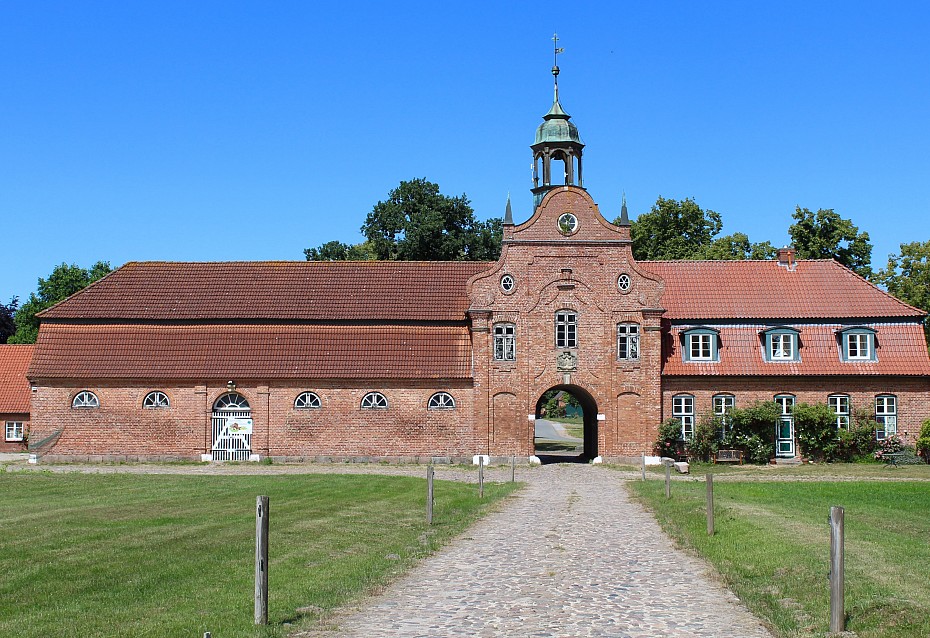 Torhaus vorm Herrenhaus