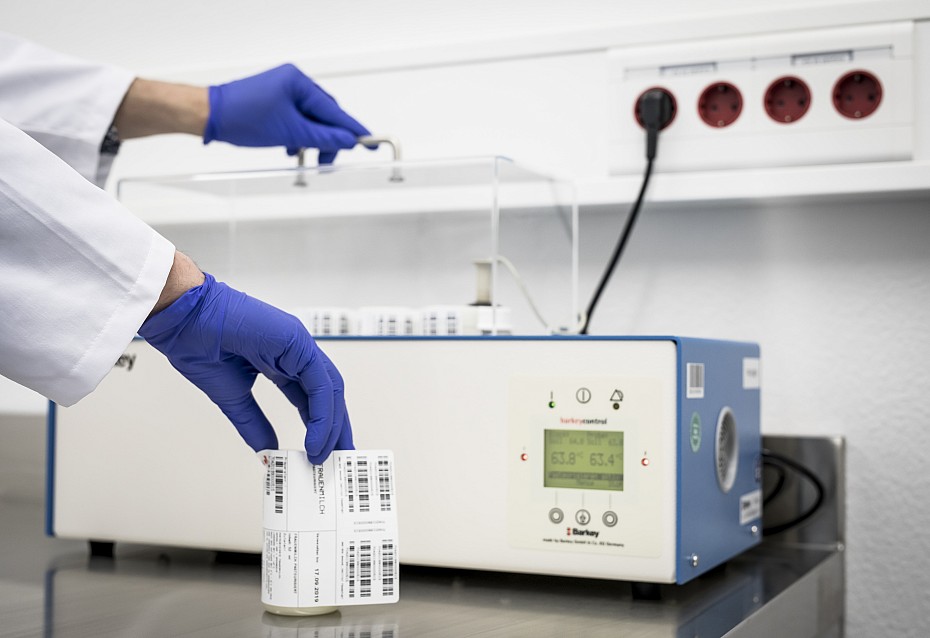 Gespendete Frauenmilch wird in der Frauenmilchbank in Hessen pasteurisiert.