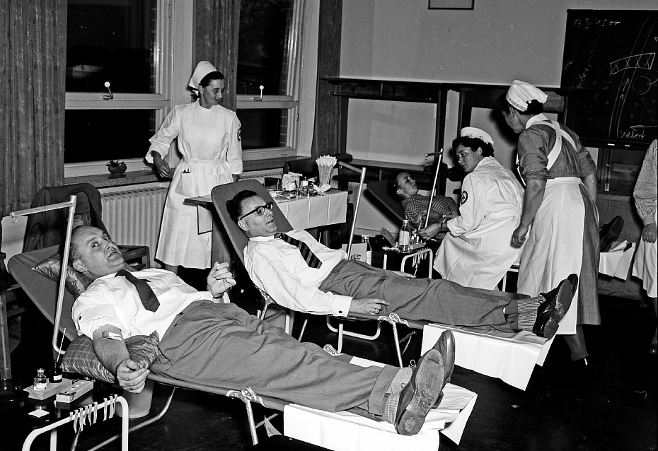 der damalige Bargteheider Bürgermeister Enno Wilkens ist erster Blutspender, rechts daneben DRK-Arzt Gerhard Off; DRK-Schwestern und Helferinnen | ©Kreisarchiv Stormarn 