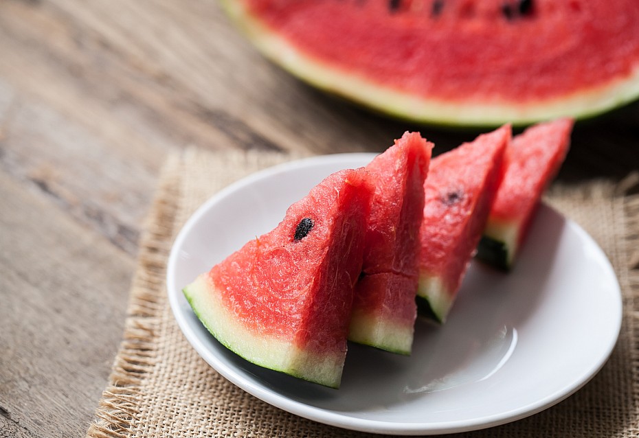 Melonenstücke auf Teller.