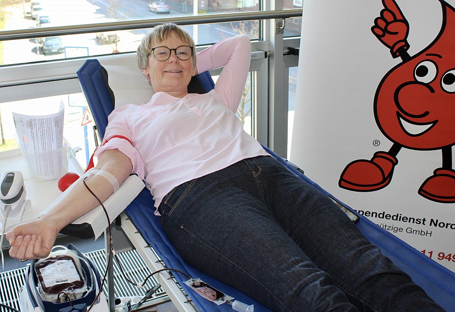 Anette Langner auf einer Liege beim Blutspenden