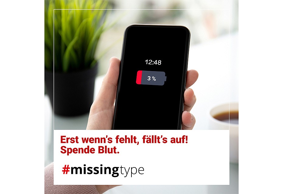 Handy mit leerem Akku und Logo der missingtype-Kampagne.