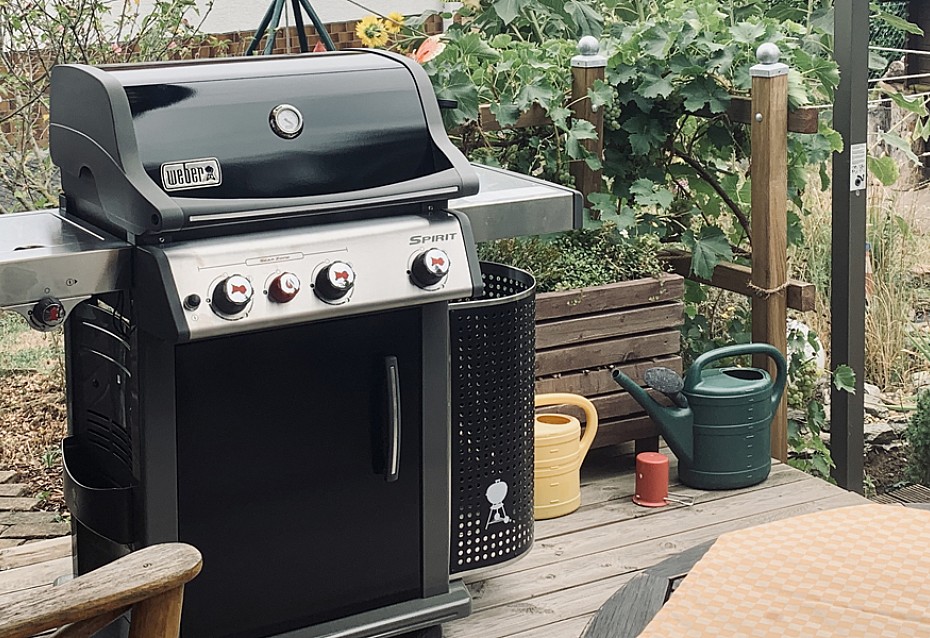 Der Grill macht sich gut auf der Terrasse.