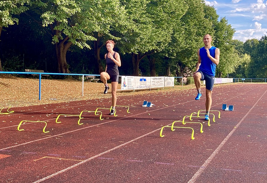 Gabriela und Kai Neuhaus beim Lauftraining auf dem Sportplatz