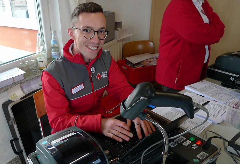 Ehrenamtlicher Helfer bei der Vorbereitung des Blutspendetermins
