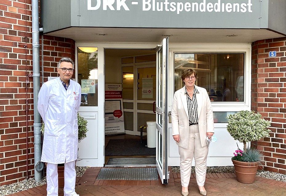 Prof. Ringwald und Dr. Sütterlin-Waack vor dem Institut in Schleswig