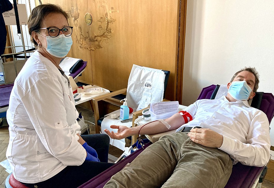 Oberbürgermeister Dr. Ulf Kämpfer spendet Blut im Kieler Rathaus