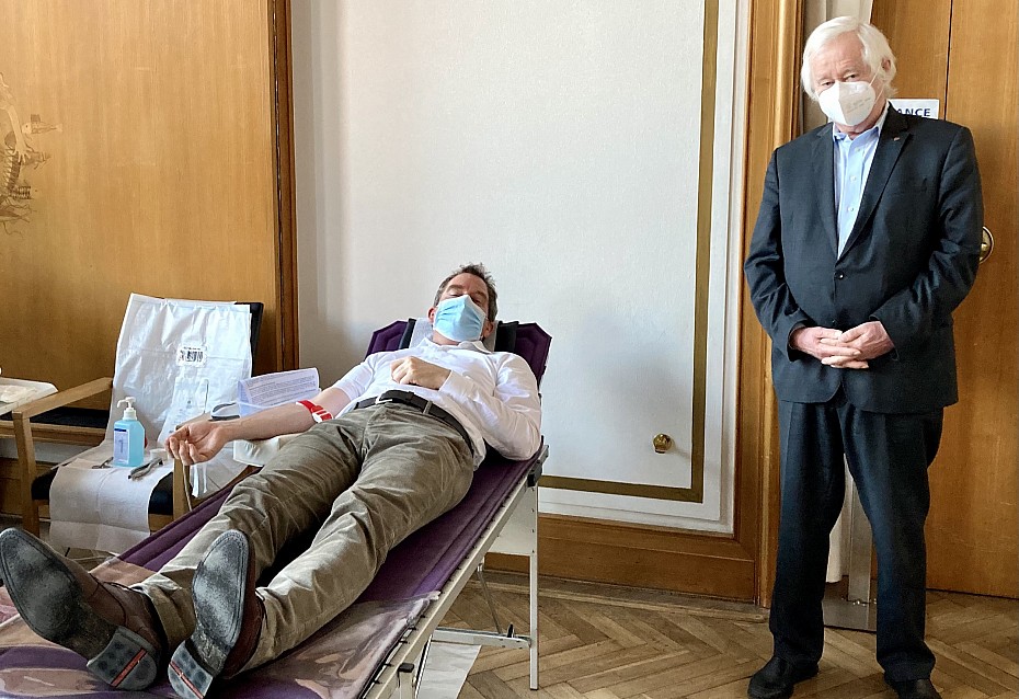 Stadtpräsident Hans-Werner Tovar (rechts) begleitet die Blutspende von Oberbürgermeister Ulf Kämpfer im Kieler Rathaus