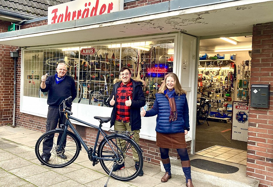 Fahrradhändler Jerzy Kirzeniewski und Kerstin Petersen freuen sich mit Petar Lazarov über das neue Fahrrad