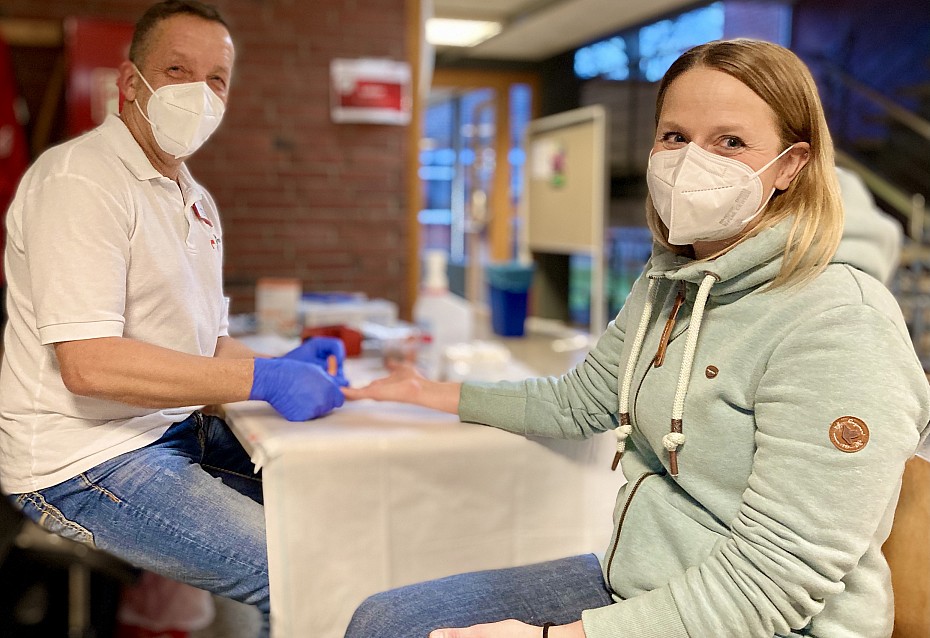 Blutspenden während der Corona-Pandemie: hier bei der HB-Wert Bestimmung vorm Spenden