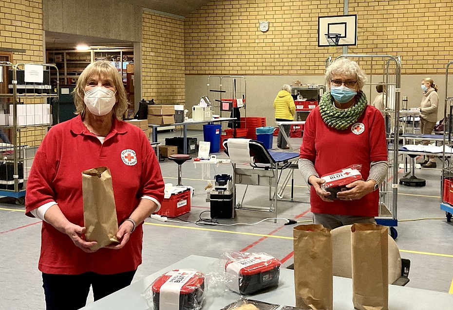 Frauke Unglaube, Silke Sönnichsen bei dei Lunchpaket Ausgabe beim DRK-Blutspendetermin in Stedesand