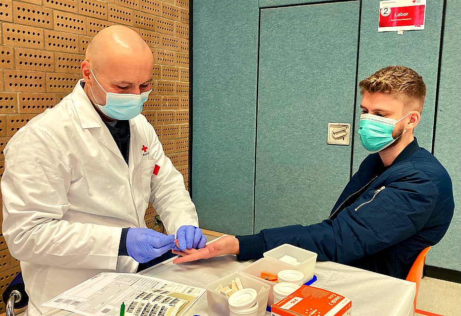Messung des Hämoglobinwert beim DRK-Blutspendedienst