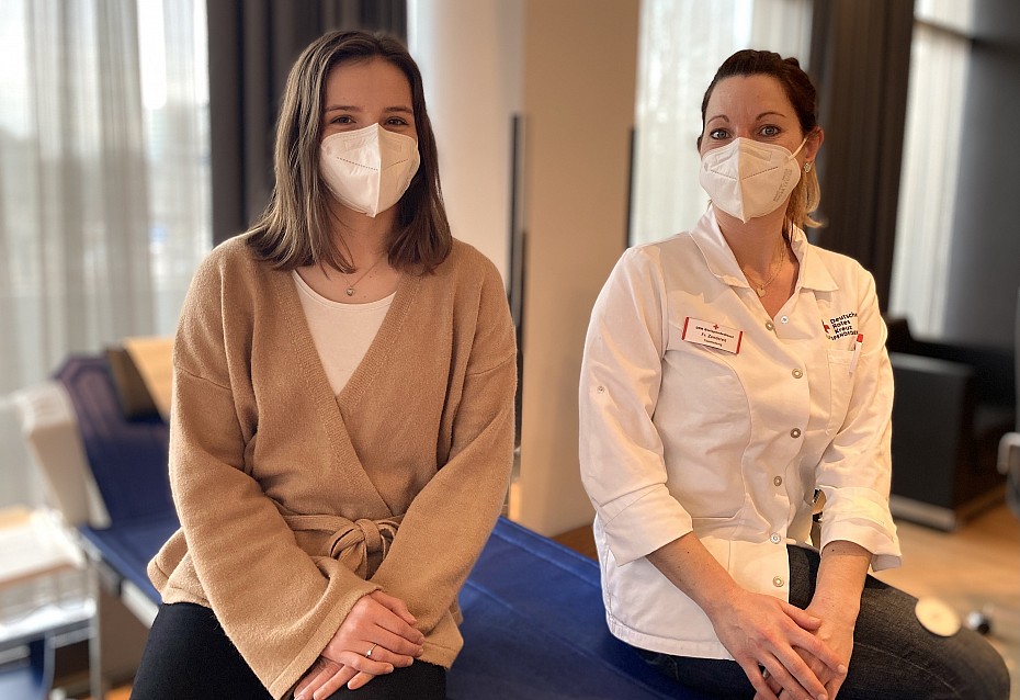 Jolie Reimer mit Schwester Monique vom DRK-Blutspendedienst bei einer Blutspendeaktion in Hamburg