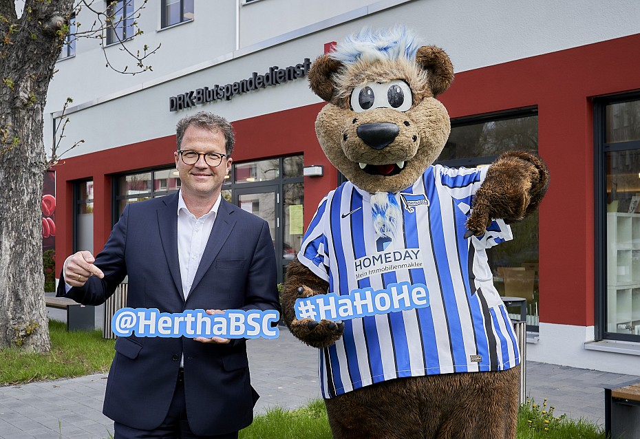 Hertha-Maskottchen Herthinho und Wolfgang Rüstig, Geschäftsführer DRK-Blutspendedienst Nord-Ost