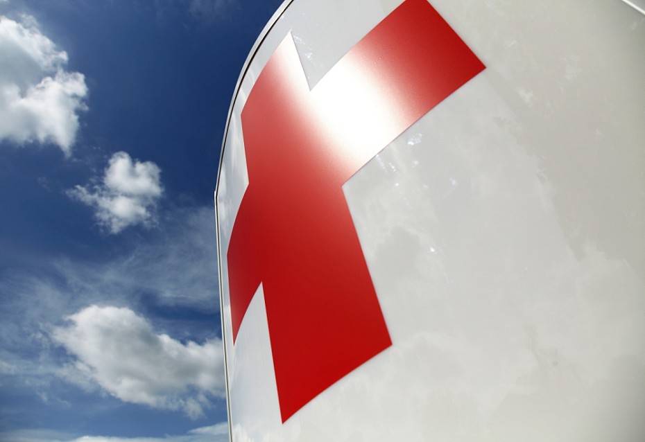 Das DRK-Logo: Die Flagge des Roten Kreuzes, ebenso wie die des Roten Halbmonds und des Roten Kristall, ist ein international anerkanntes Schutzzeichen, das Personal und Objekte in bewaffneten Konflikten entsprechend dem humanitären Völkerrecht schützen soll