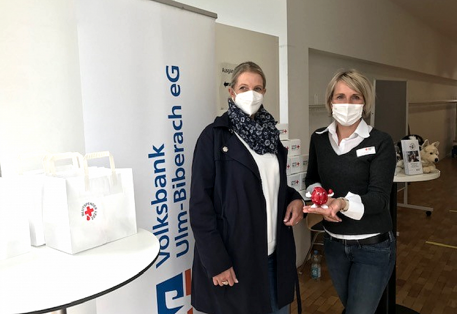 Frau Gölz von der Ulmer Volksbank und Blutspendereferentin Frau Schwaiger
