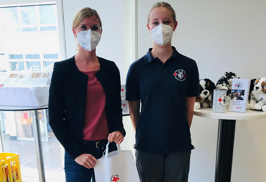Frau Ott von der Stadt Ulm mit einer Helferin der Hundestaffel