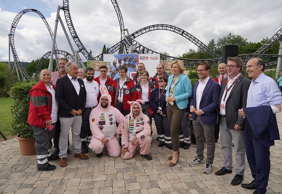 Schirmherrin Julia Klöckner und die langjährigen ehrenamtlichen Helfer der Blutspendeaktion in Tripsdrill haben sich für ein Foto aufgestellt