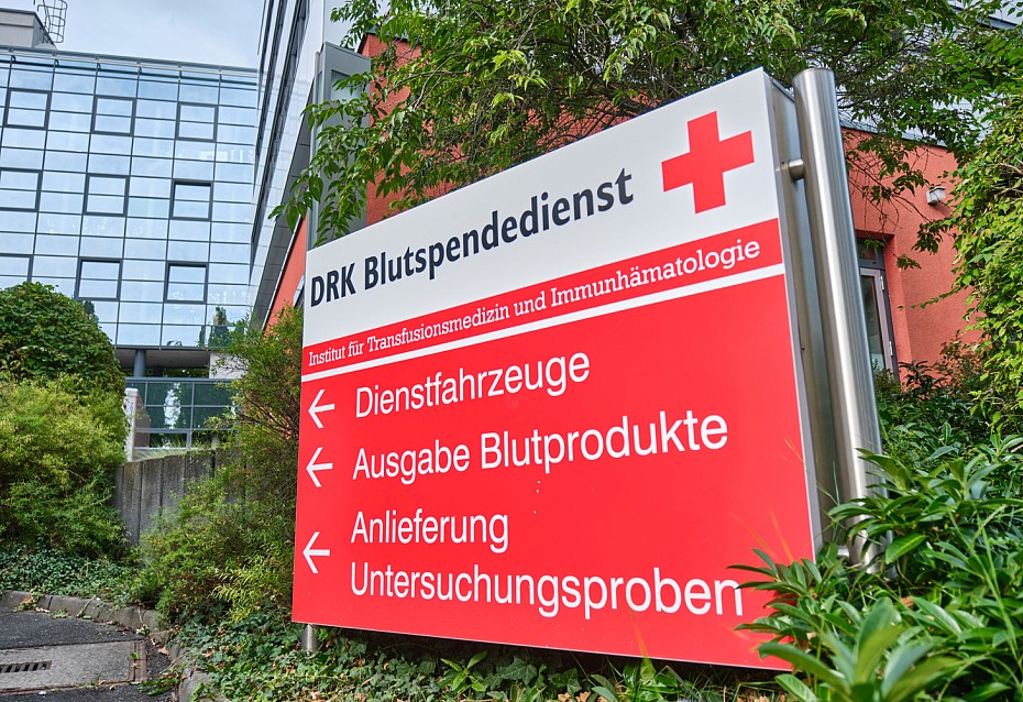 Beschilderung am Institut Frankfurt: Ausgabe Blutprodukte.