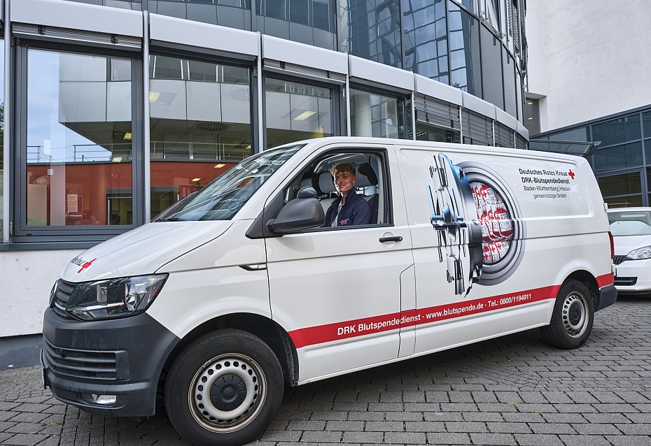 Unser Mitarbeiter sitzt startklar im Belieferungsfahrzeug 