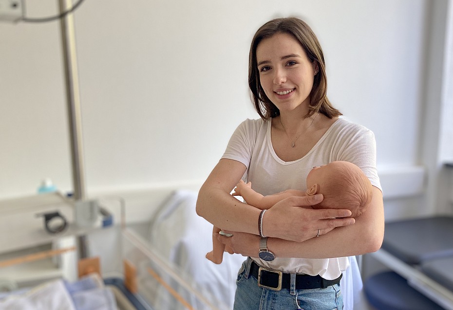 Glückliche Jolie: Bei den Dreharbeiten hält sie allerdings nur eine Babypuppe...