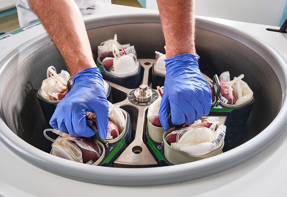 Detailaufnahme der Zentrifuge: Alle Blutbeutel werden zentrifugiert. 