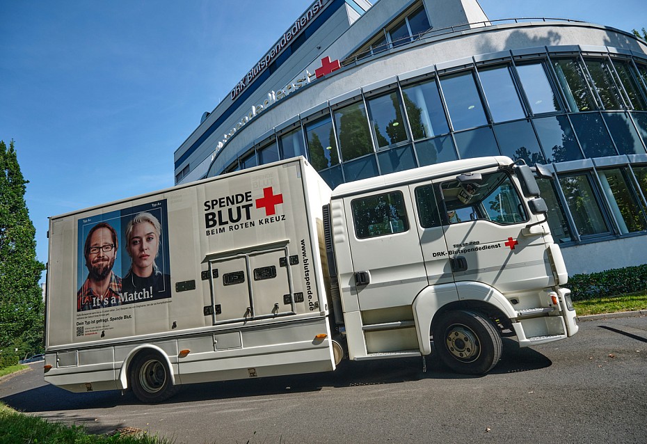 Das Teamfahrzeug mit der aktuellen Kampagne vor dem Institut in Frankfurt. 