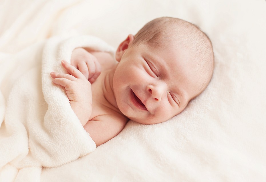 zufriedenes Baby nach einer Frauenmilchspende