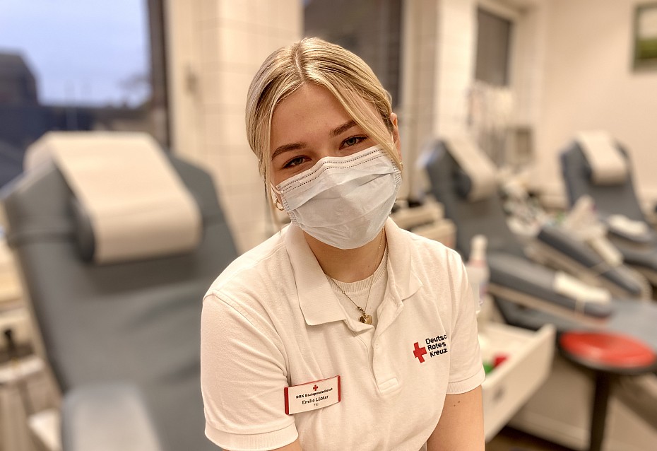 FSJlern Emilie untersützt das Team beim DRK-Blutspendedienst Nord-Ost in Schleswig