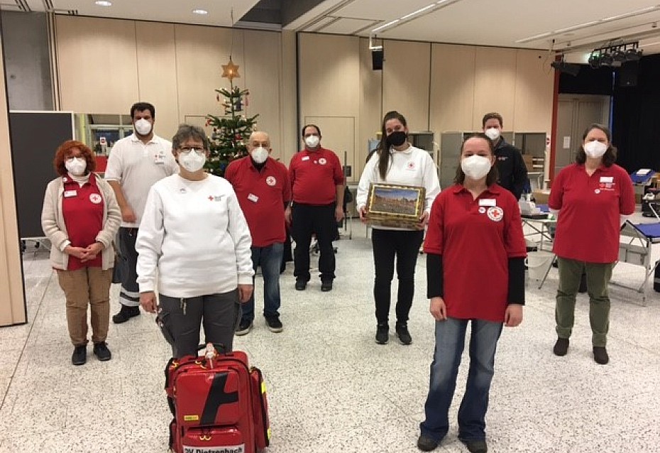 Das Helferteam vom DRK Dietzenbach erhielt eine Lebkuchenbox