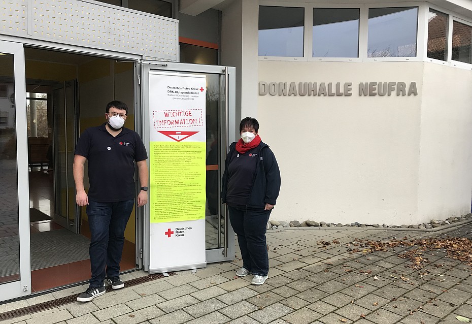 Ehrenamtliche Helfer am Eingang zum Spendenlokal