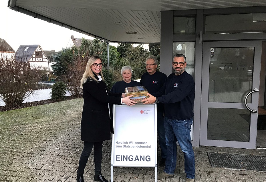 Auch die Mitarbeitenden des DRK Elz erhielt eine Lebkuchen-Truhe