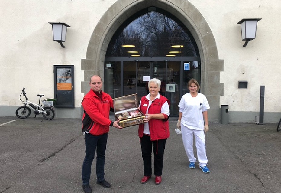 Die Helferinnen und Helfer des DRK in Konstanz freuten sich über eine Lebkuchen-Truhe