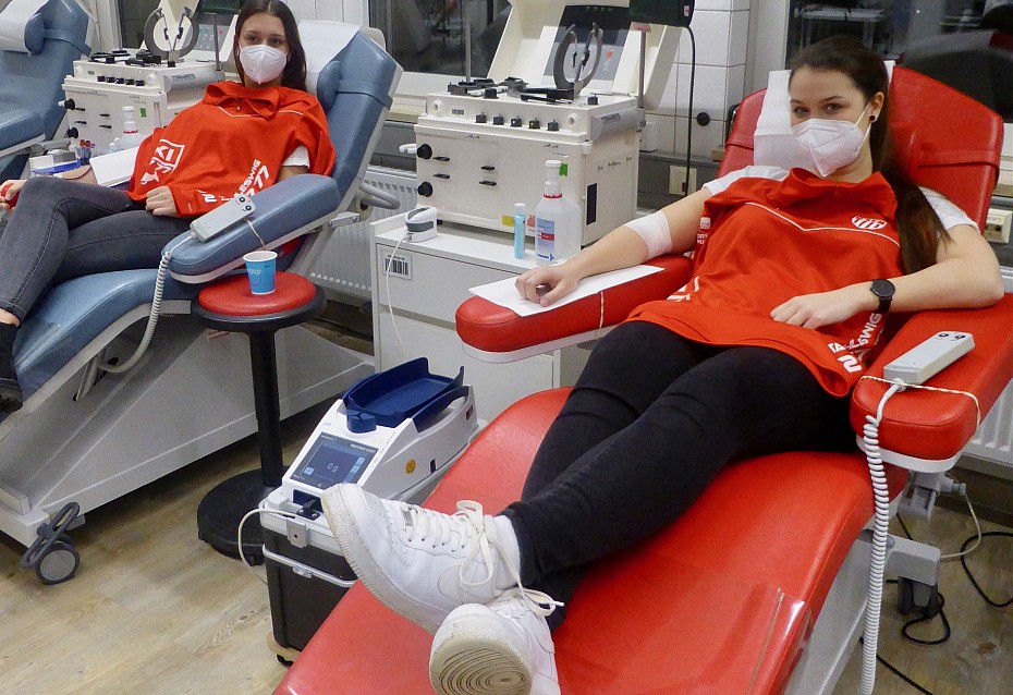Melanie Puttins und Rike Lange bei der gemeinsamen Blutspendeaktion