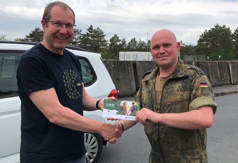 Gewinner Sven Zander (rechts) erhält seinen Gutschein aus den Händen von Norbert Nowakowski von unserem Blutspendedienst in der Kaserne Holzdorf in Brandenburg