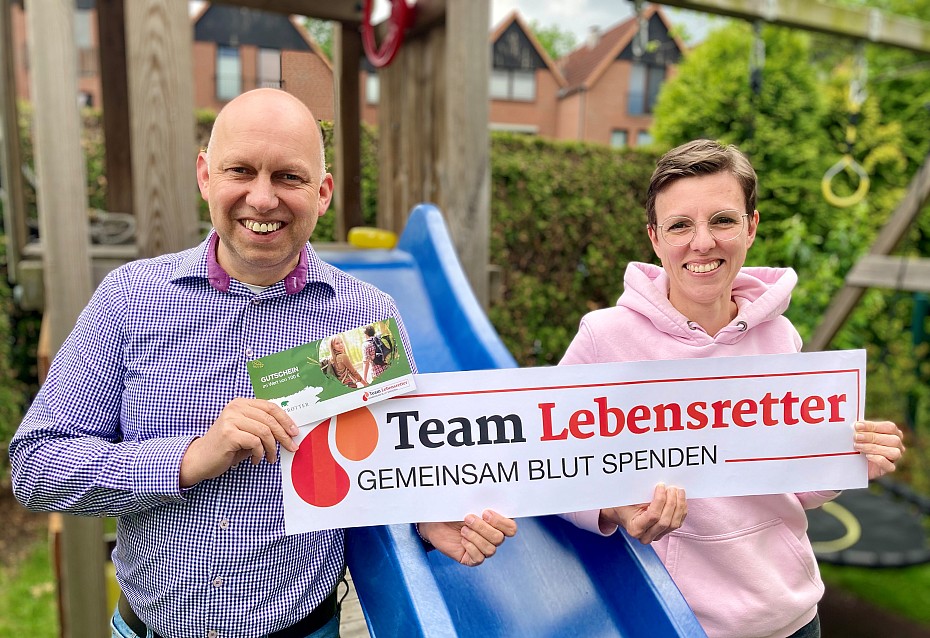 Gemeinsam freuen sich Sönke und Anja über das Losglück und den Gewinn-Gutschein. DANKE - Ihr seid ein tolles TEAM LEBENSRETTER