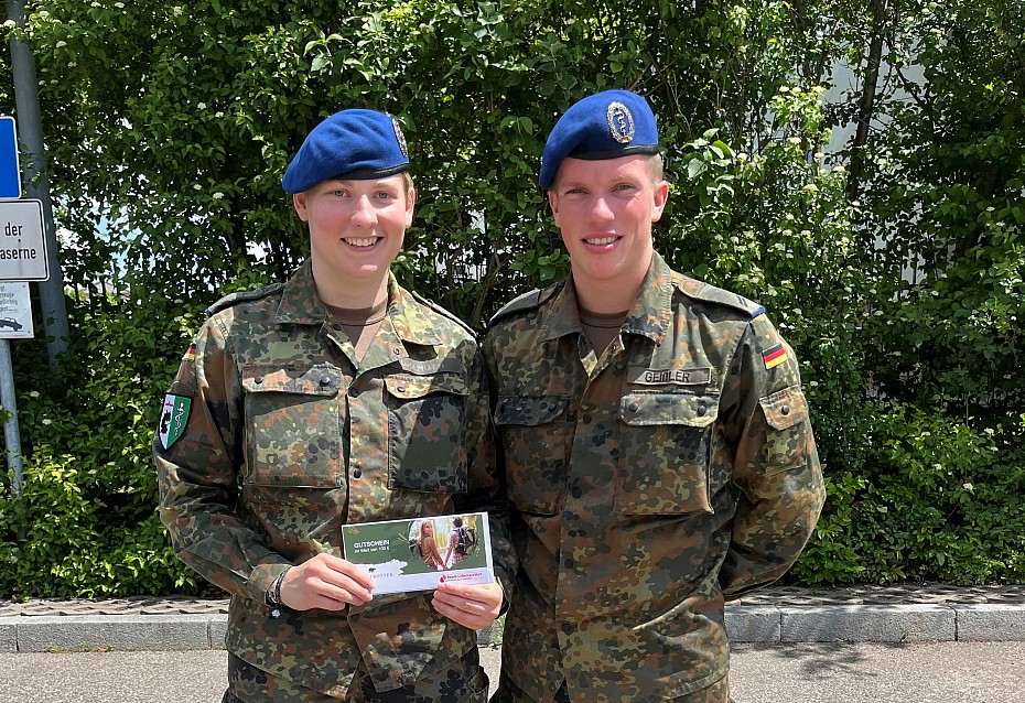 Gewinnerin Jenny Wolmuth mit dem von ihr geworbenen Erstspender Niklas Geißler