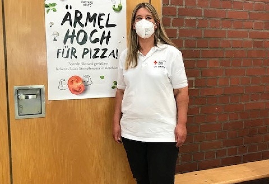 unsere Kollegin am Eingang des Blutspendetermins