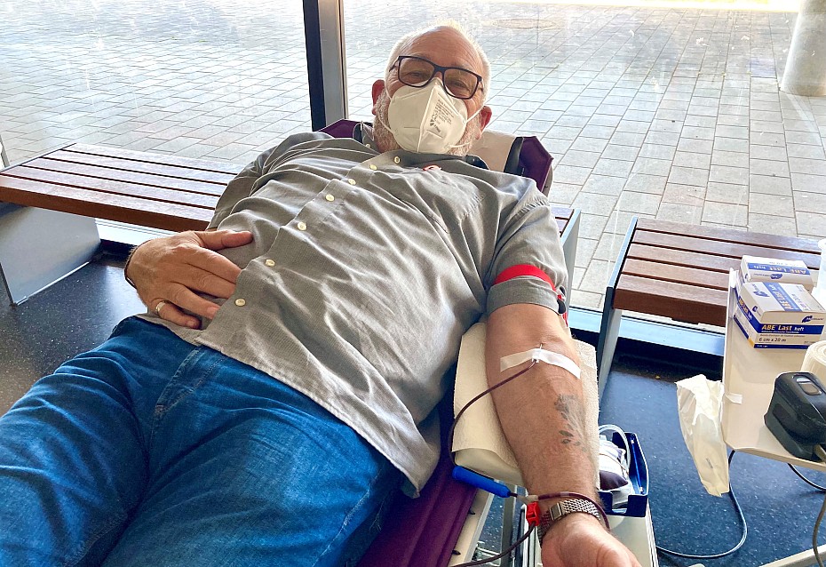 Blutspender Bernd Szwirblatt liegt auf einer Liege und spendet Blut