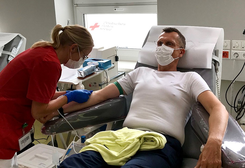 Holger Kelch Oberbürgermeister Cottbus DRK-Blutspende
