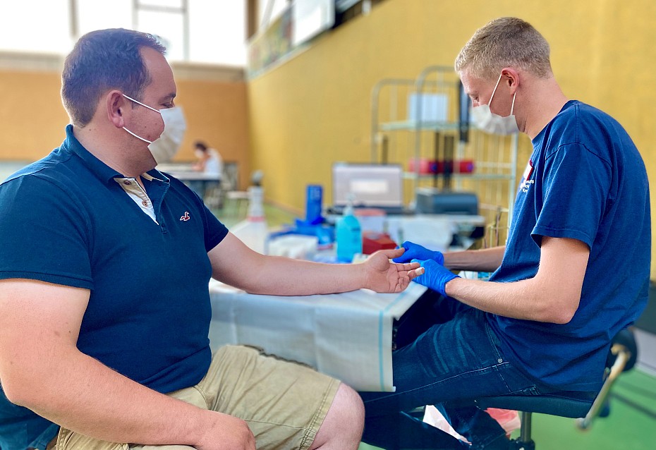 Henrik Kloth hat schon 12 Mal Blut gespendet und ließ, wie alle Spender, vorab seinen Hämoglobinwert bestimmen