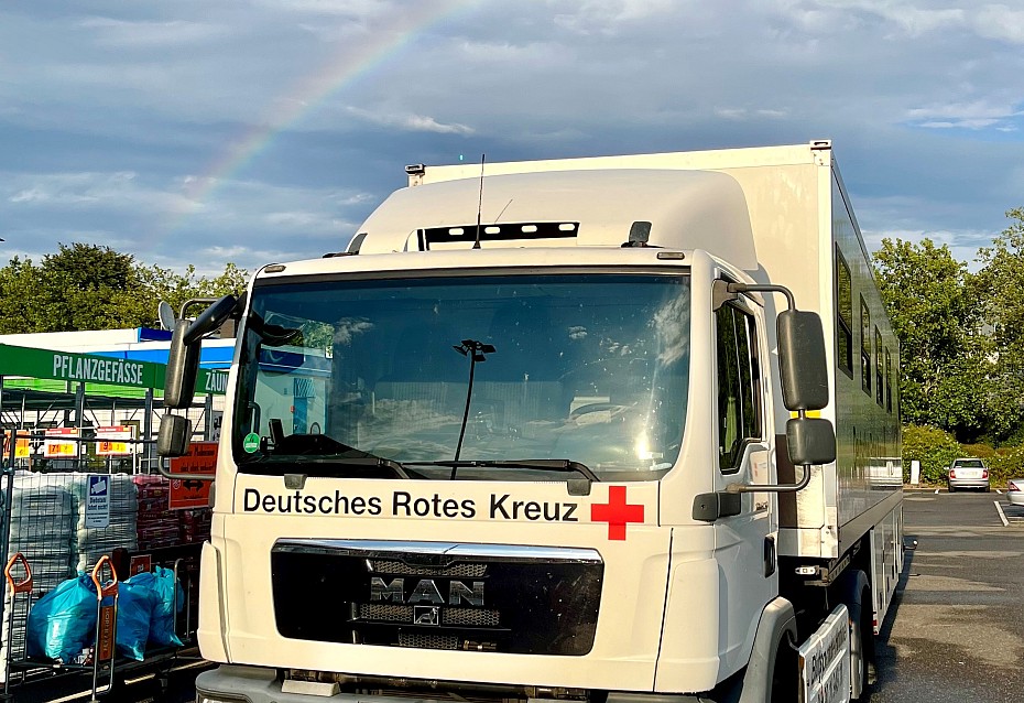 Nach dem Gewitter: Der Blutspende-Truck unter einem Regenbogen