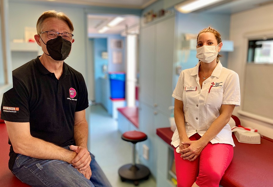 Teamleiterin Schwester Monique und Martin Fern freuen sich über die erfolgreiche Blutspendeaktion