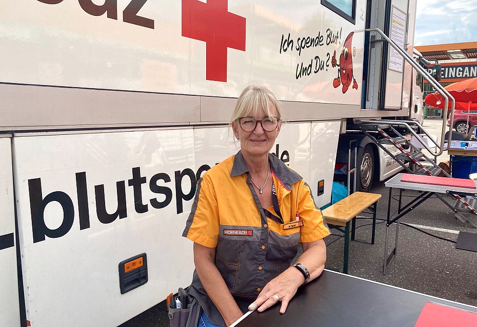 Blutspenderin Martina Samel sitzt vor dem DRK-Blutspendemobil in Hamburg