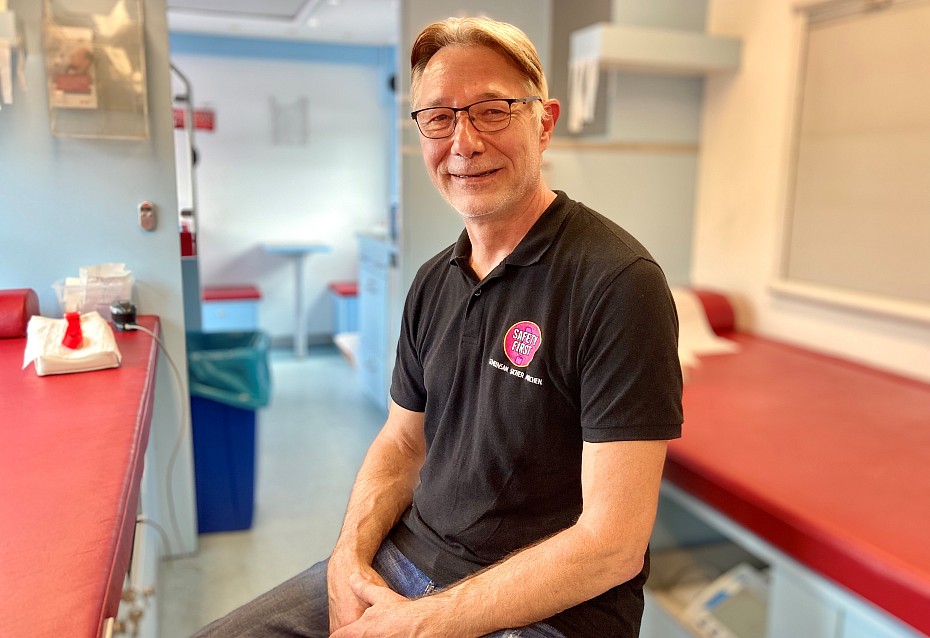 Martin Fern von der Hornbach Baumarkt AG sitzt im DRK-Blutspendemobil