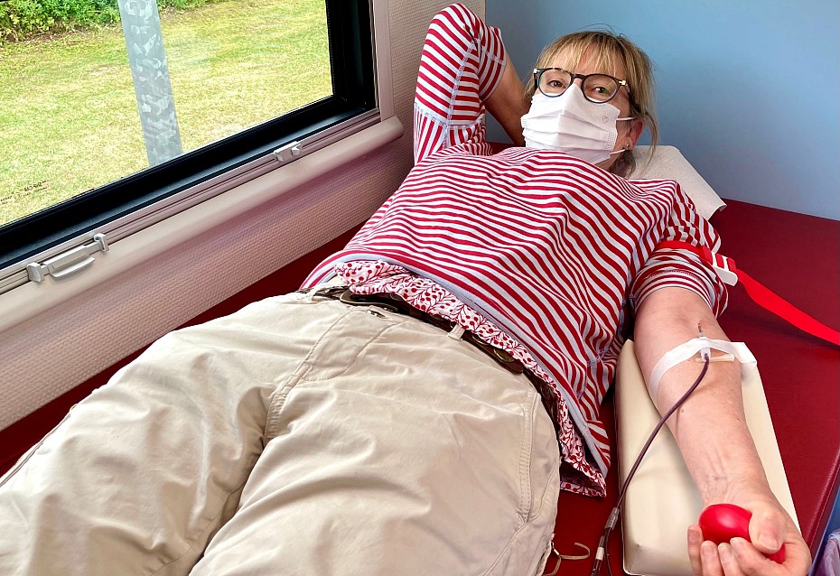 Blutspenderin Heike Rick spendet im DRK-Blutspendemobil in Kiel