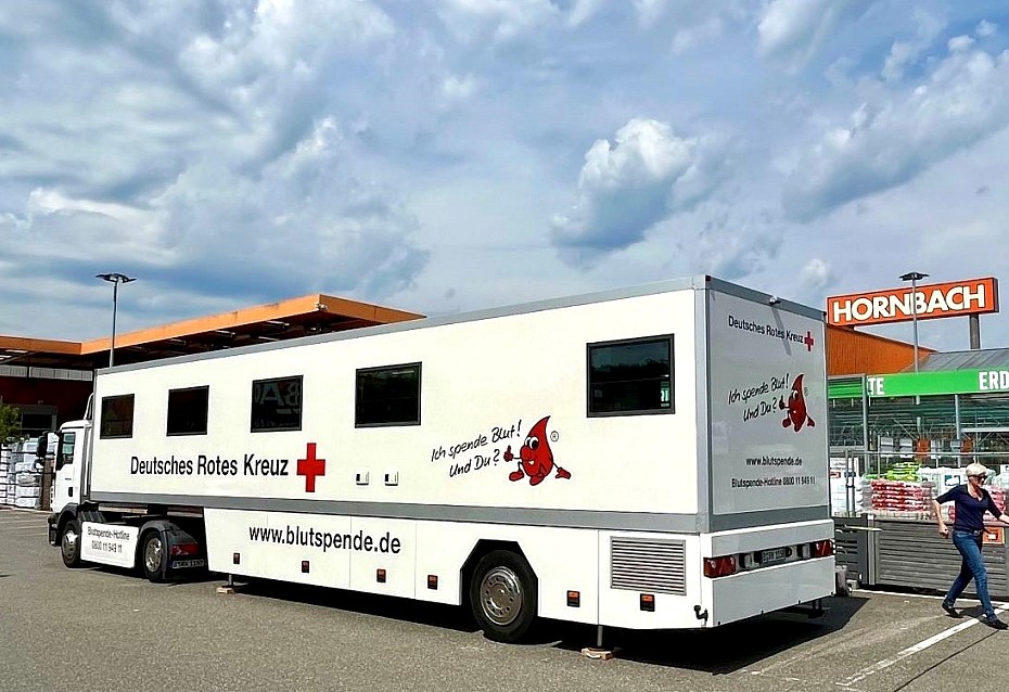DRK-Blutspendemobil steht vor Hornbach in Hamburg